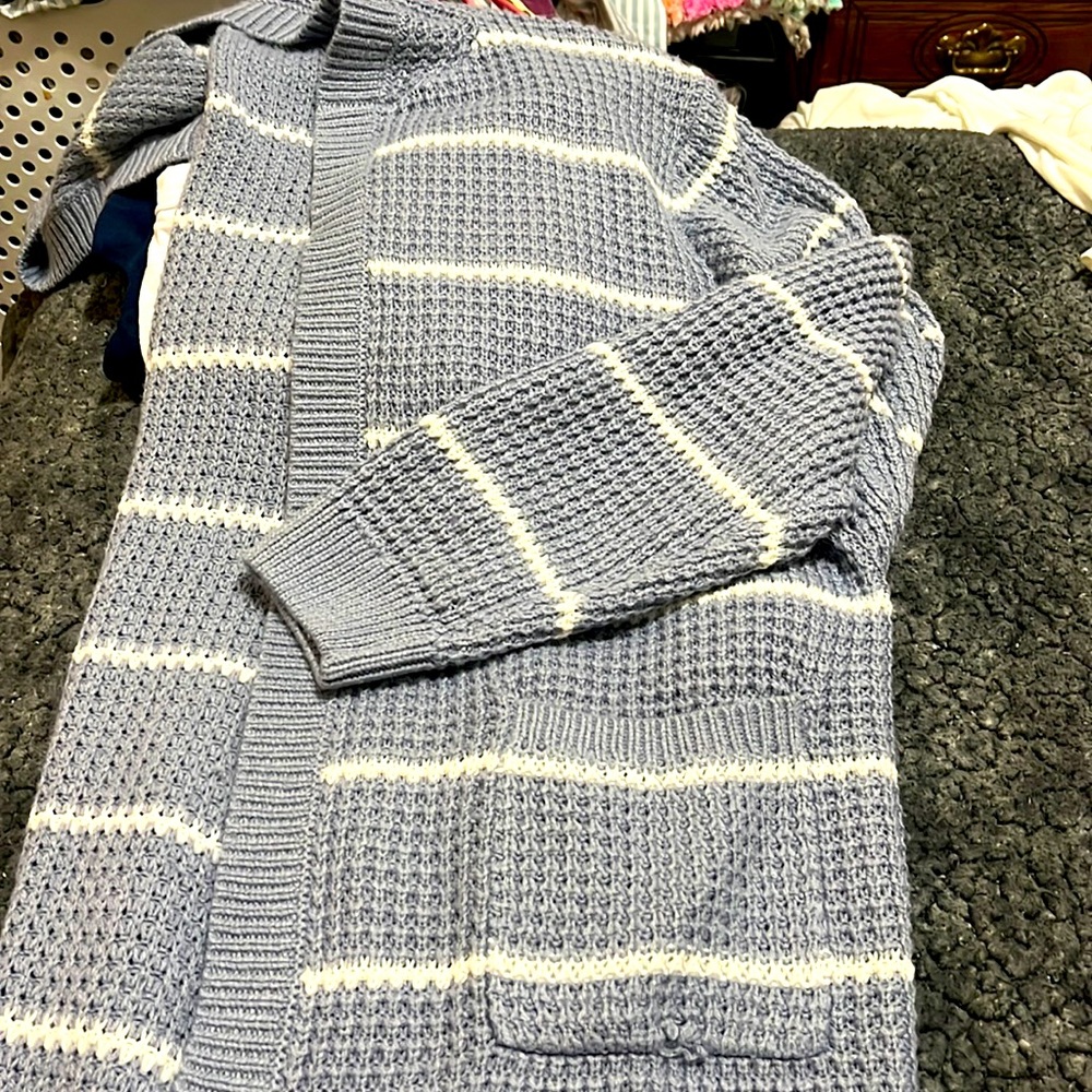 Women’s plus size 3x hooded cardigan with pockets.